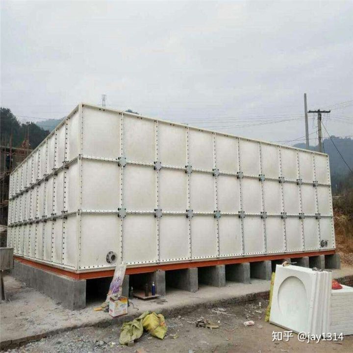 四柱油压机压制玻璃钢水箱